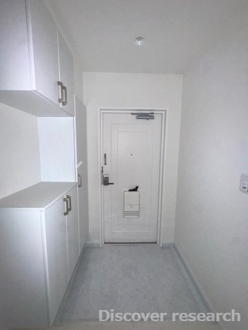 エストラーセ長池の玄関|【玄関】※本写真は照明がついていない状態のものです。
白を基調とした清潔感、落ち着きのある玄関です。
スペースも広く靴の着脱や身支度がしやすそうです！