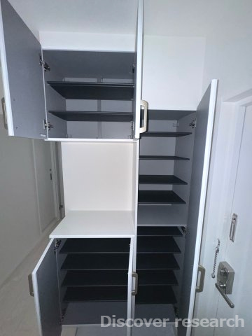 エストラーセ長池の玄関|【シューズボックス】※本写真は照明がついていない状態のものです。
大容量のシューズボックスが設けられております。
棚の部分は鍵置場やインテリア置きとしてご利用できます！