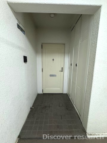 エストラーセ長池の玄関|【玄関ポーチ】※本写真は照明がついていない状態のものです。
