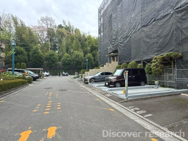 エストラーセ長池の駐車場|【敷地内駐車場】
敷地内に駐車場があるため大変便利です。