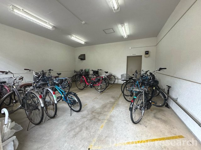 エストラーセ長池の駐輪場|【駐輪場】
屋根付きの駐輪場の為、雨風の影響を受けることはなさそうです！
照明は人感センサーなので夜でも安心です！