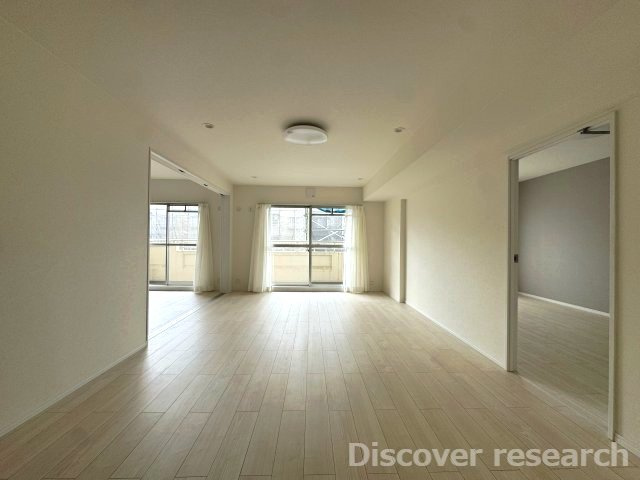 エストラーセ長池の居間・リビング|【LDK（約17.5帖）】※本写真は照明がついていない状態のものです。
最上階住戸の為、上階の騒音も気になりません！
