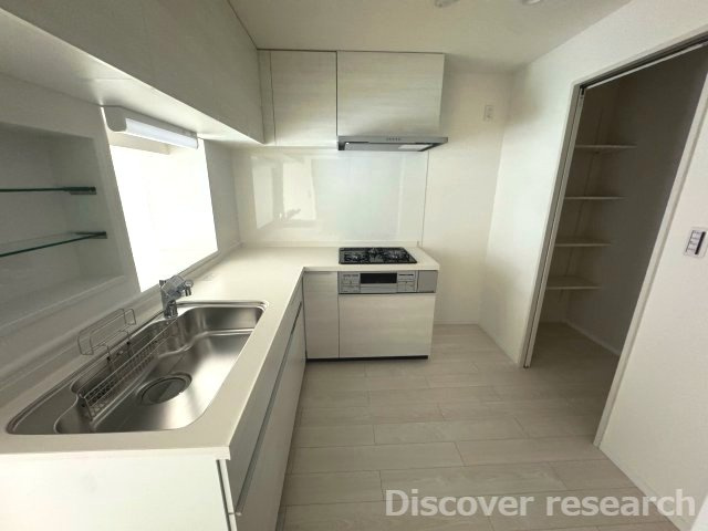 エストラーセ長池のキッチン|【システムキッチン（食洗器・水栓一体型浄水器付き）】
使い勝手の良いL字型キッチンです。食洗器があり家事がはかどりそうです♪
※本写真は照明がついていない状態のものです。