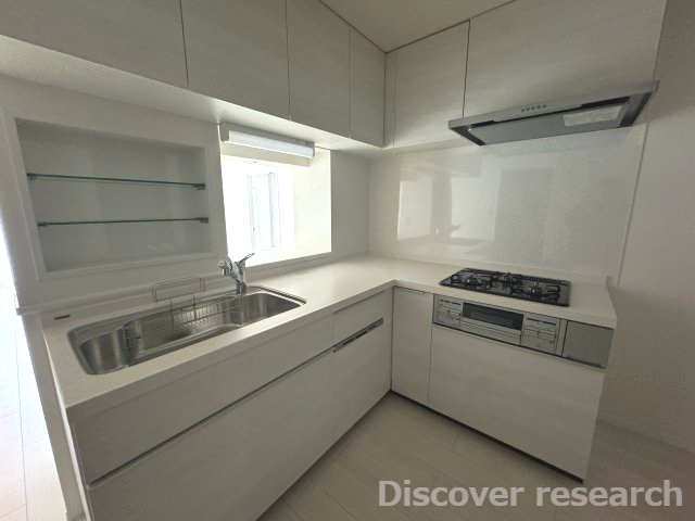 エストラーセ長池のキッチン|【システムキッチン（食洗器・水栓一体型浄水器付き）】
作業スペースや上下の収納スペースが広く物が嵩張りにくいキッチンです！
※本写真は照明がついていない状態のものです。
