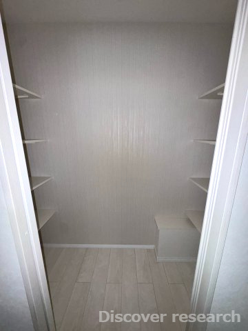 エストラーセ長池の収納|【キッチン収納】※本写真は照明がついていない状態のものです。
キッチン裏に設けられた収納スペースで食器などはもちもん、他の小物など使い勝手がたくさんありそうです！