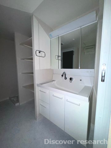 エストラーセ長池の独立洗面台|【三面鏡付洗面化粧台】※本写真は照明がついていない状態のものです。
三面鏡裏や下部の収納スペースが広い洗面化粧台で綺麗にお使いいただけそうです！