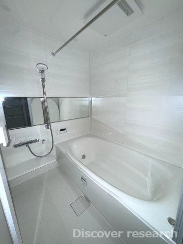 エストラーセ長池の浴室|【浴室（追焚・換気乾燥暖房機付き）】※本写真は照明がついていない状態のものです。
スライド式シャワー、ワイドミラーが設けられており、お子様でも使いやすい浴室です！