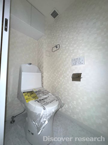 エストラーセ長池のトイレ|【トイレ（温水洗浄便座付き）】※本写真は照明がついていない状態のものです。
白を基調とした清潔感のあるトイレです。上部には吊戸棚が設けられておりペーパーなど収納できます！