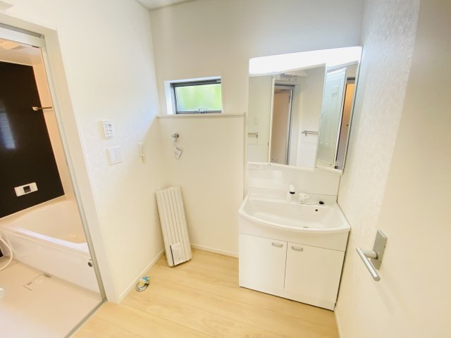 新築　前橋市大利根町第2　クレイドルガーデン　1号棟の独立洗面台|　シャワー付きの洗面台は忙しい朝でも身支度を整えるのにとても便利◎							
