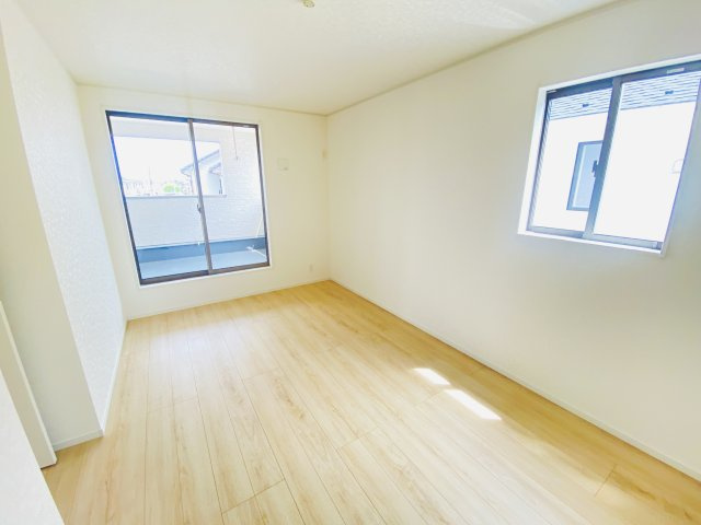 新築　前橋市大利根町第2　クレイドルガーデン　1号棟の洋室|　全室南向きで明るいお部屋、子供部屋は明るい方が良いですよね♪							
					
