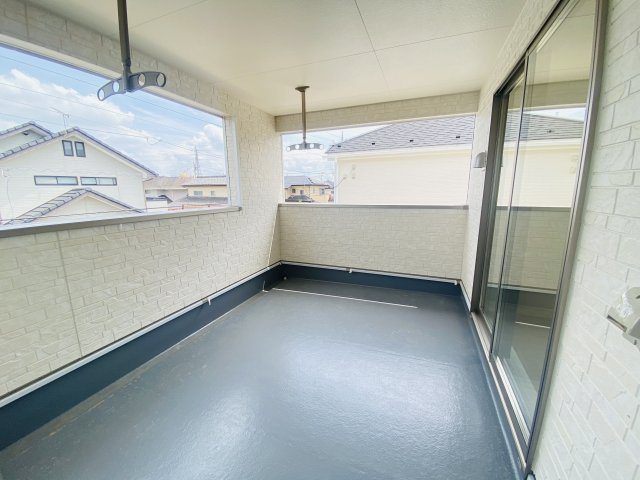 新築　前橋市大利根町第2　クレイドルガーデン　1号棟のバルコニー|　インナーバルコニーで少しの雨なら濡れずにすみます。天気が怪しいけど…という悩みも解消ですね!									

