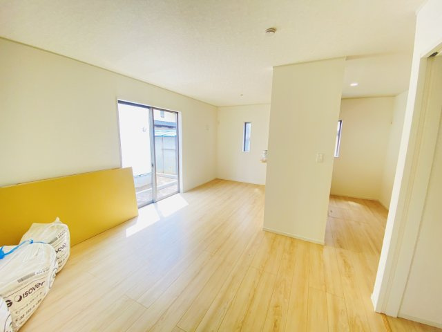 新築　前橋市大利根町第2　クレイドルガーデン　1号棟の居間・リビング|　16帖の広々リビングはご家族みんなでゆったりくつろげます♪
