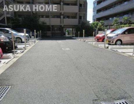 いずみ中央ガーデンハウスの駐車場|敷地内にある駐車場8500円～12000円はちょっと嬉しい料金価格ですね。