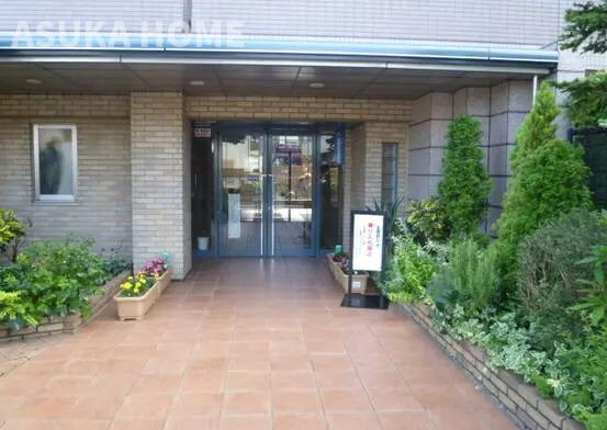いずみ中央ガーデンハウスのエントランス|緑の植栽が鮮やかに目に映るエントランスは帰宅時ほっと癒されるのではないでしょうか。