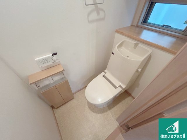 宝塚市中筋　中古一戸建てのトイレ|1・2階の2ヶ所にあるので、朝の忙しい時間の順番待ちもなく、深夜の利用にも大変便利です。