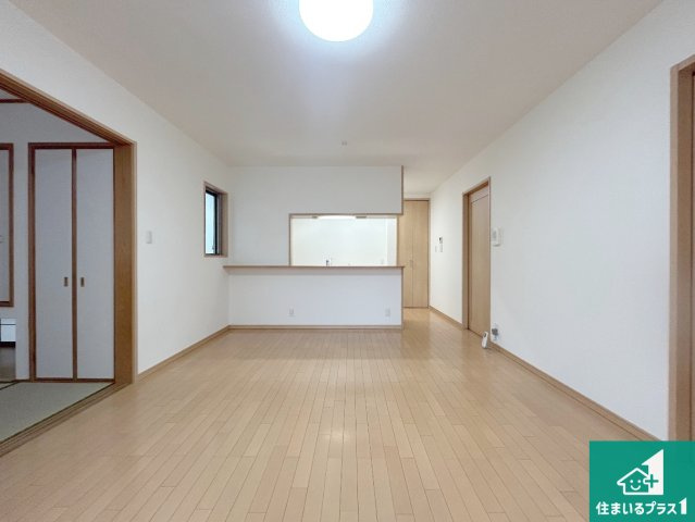 宝塚市中筋　中古一戸建ての居間・リビング|ご家族で広々とくつろげるLDK！
