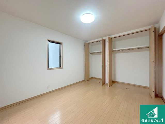 宝塚市中筋　中古一戸建ての洋室|収納スペースをしっかり確保した洋室！
