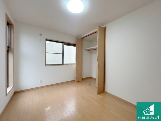 宝塚市中筋　中古一戸建ての洋室|収納スペースをしっかり確保した洋室！