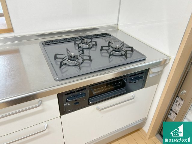 宝塚市中筋　中古一戸建ての設備|同時進行で使える３口ガスコンロ！

