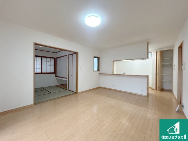 宝塚市中筋　中古一戸建ての居間・リビング|インテリアを楽しめるシンプルなリビング！
