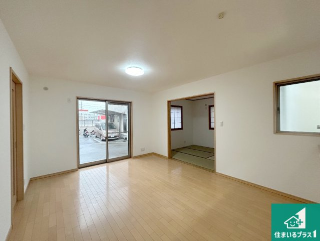 宝塚市中筋　中古一戸建ての居間・リビング|明るい日差しが眩しいリビング！
