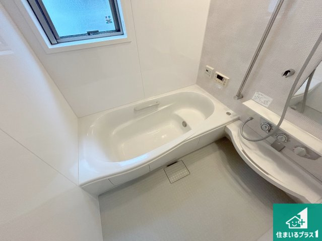 宝塚市中筋　中古一戸建ての浴室|足をゆったり伸ばして寛げる浴槽！
