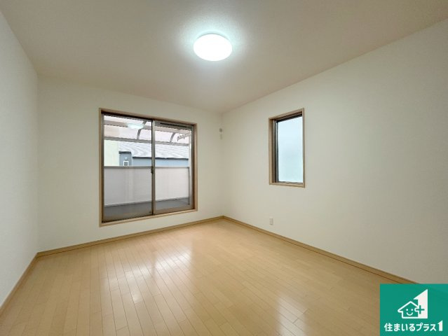 宝塚市中筋　中古一戸建ての洋室|シンプルかつ開放的な窓のある洋室！

