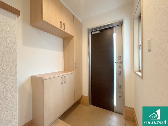 宝塚市中筋　中古一戸建ての玄関|たくさん収納できるシューズボックス付！
