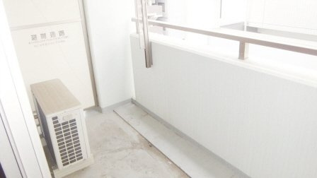 金子ビルのバルコニー|エレベーターもあります。