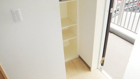 金子ビルの玄関|下駄箱付きの玄関です。