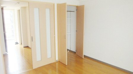 金子ビルの居間・リビング|クローゼットもあります