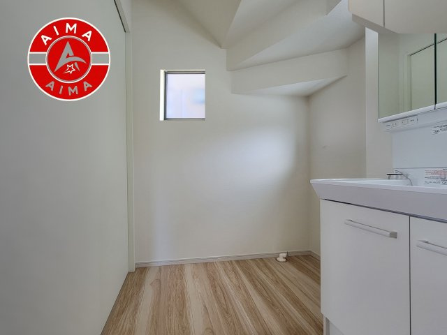 福岡市博多区南本町1丁目第1-2棟（1号棟）　の内観：施工例|ゆとりの洗面スペースで朝の身支度もスムーズに。暮らしを快適に変えるシャワー付洗面台です！