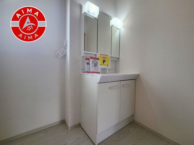 福岡市博多区南本町1丁目第1-2棟（1号棟）　の内観：施工例|毎日使うものだから清潔な空間を保ちたい水回り。洗面にはそんな願いを解消させてくれる収納アイデアが満載です。三面鏡の裏側にはキャビネットが現れ小物から背の高い物まで収納できます。