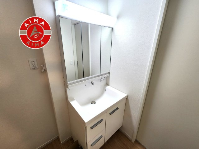 福岡市博多区南本町1丁目第1-2棟（1号棟）　の独立洗面台|毎日使うものだから清潔な空間を保ちたい水回り。洗面にはそんな願いを解消させてくれる収納アイデアが満載です。三面鏡の裏側にはキャビネットが現れ小物から背の高い物まで収納できます。