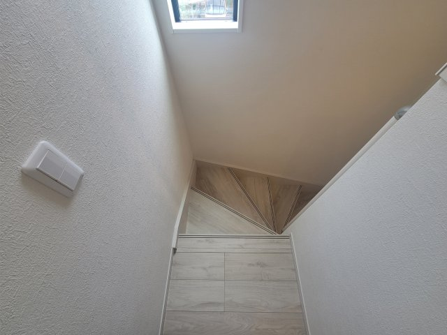 福岡市博多区南本町1丁目第1-2棟（1号棟）　の内観：施工例|＜手すり付階段＞手すりがないと階段の昇り降りで危険なことはもちろん、壁に手をつきながら歩くことで壁紙が汚れやすくなります。すべての方に快適に昇り降りしていただくため、手すりを設置しました。
