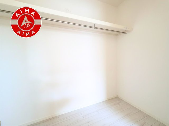 福岡市博多区南本町1丁目第1-2棟（1号棟）　の内観：施工例|洋服や大きな荷物が多い方や人数の多いご家族などは、一般的なクローゼットよりもウォークインクローゼットのほうが使い勝手が良いです。