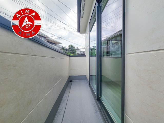 福岡市博多区南本町1丁目第1-2棟（1号棟）　の外観：施工例|風をしっかりと感じられるバルコニーでは、毎日が洗濯日和です。広々としているので洗濯も楽しくなるでしょうし、気分転換にバルコニーからの眺めを楽しむのもいいでしょう。