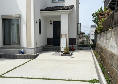 【玄関】 | ガルボシティー八王子市絹ヶ丘２丁目５期 | 玄関は家の顔でもあり、家族以外の目にも止まる場所です。玄関は外との間を仕切る扉、靴などをしまっておく収納スペース、靴脱ぎのたたきスペース、来客とのやり取りをするドアホンなど複数のアイテムからなります。