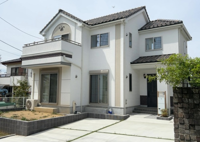 【外観】 | ガルボシティー八王子市絹ヶ丘２丁目５期 | 木造住宅とは土台、壁、柱など建築物の強度を支える構造体の材に木が使用されている構造を指します。構造体は建物の自重を支えるだけではなく風圧や水圧、積裁荷重などあらゆる衝撃に耐えるための基礎です。