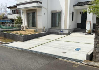 【外観】 | ガルボシティー八王子市絹ヶ丘２丁目５期 | 建物の基礎工事の方法は、主流となっているベタ基礎（防湿基礎）と布基礎の２種類に分類され、床下の通気性や耐久性などに違いがあります。建物の基礎部分の構造や付帯設備など詳細については現地でご確認ください。