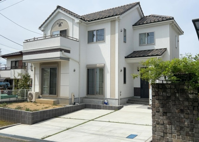 【外観】 | ガルボシティー八王子市絹ヶ丘２丁目５期 | 東側道路の場合は居室を南向きに設計しやすいため、朝日が入りやすいというメリットがあります。一方、西側道路も東側同様に居室を南向きに設計しやすいのですが、住宅地だと朝日が入りにくいという弱点があります。