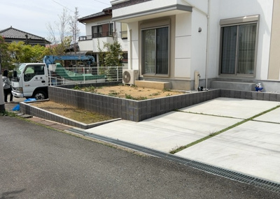 【外観】 | ガルボシティー八王子市絹ヶ丘２丁目５期 | 庭のある家に住むことのメリットとして、子どもたちの遊び場を確保できること、ガーデニングや家庭菜園を楽しめること、明るさを確保できることがあります。また、配置を工夫することでプライバシーが確保できます。