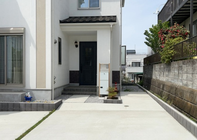 【玄関】 | ガルボシティー八王子市絹ヶ丘２丁目５期 | 玄関は家の顔と言っても過言ではありません。現地を見学する際は玄関の広さや全体のバランスなどを見てみるといいでしょう。一般的なアプローチのしやすさだけではなく、お年寄りにも優しい設計のものだと安心です。