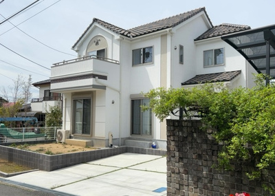 【外観】 | ガルボシティー八王子市絹ヶ丘２丁目５期 | 道幅が広い場所は日当たりや風通が良好です。幅が広いのですれ違いも可能ですし大きな車でも駐車可能！一方で、大型車が通ることも多くなるため交通量の増加により騒音に繋がります。また土地の値段が高くなります。