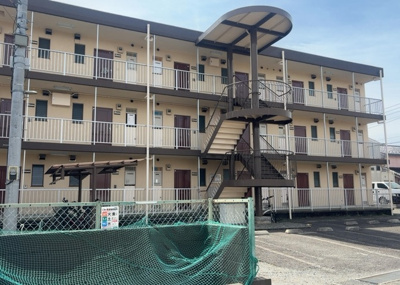 【外観】 | ソラーナコート | 家を建てる場合、方位は要チェックです。現実的に日当たりのよい家ならばリビングは南側、建築基準法でも北側に当たる家への配慮は求められています。土地を見学に行く際は、方位磁針を持って行くようにしましょう。