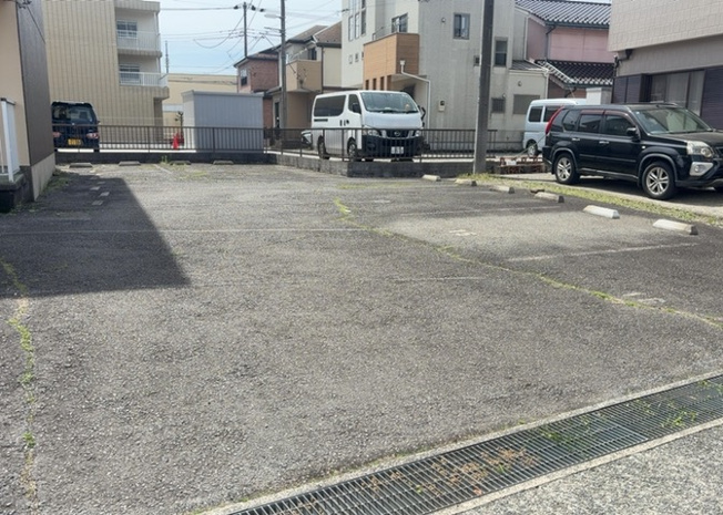 【外観】 | ソラーナコート | 隣家の土地はどうなっているのか、生活利便施設が近くにあるのか、学校まで近いかなど、お客様のライフスタイルにあわせたイメージが重要です。また、近くにあると困る施設が近くにないかも確認するといいでしょう。