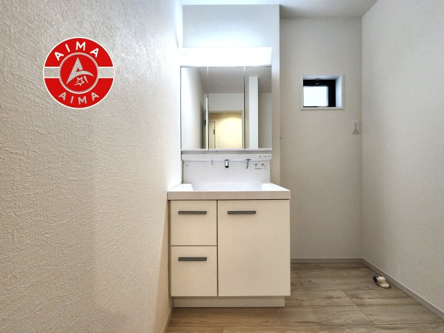 福岡市博多区南本町1丁目第1-2棟（2号棟）　の内観：施工例|毎日使うものだから清潔な空間を保ちたい水回り。洗面にはそんな願いを解消させてくれる収納アイデアが満載です。三面鏡の裏側にはキャビネットが現れ小物から背の高い物まで収納できます。