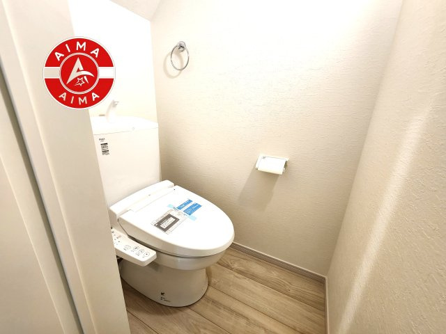福岡市博多区南本町1丁目第1-2棟（2号棟）　の内観：施工例|温水洗浄便座を完備しております。2ヶ所にトイレがあるのは朝の慌ただしい時間も安心です。