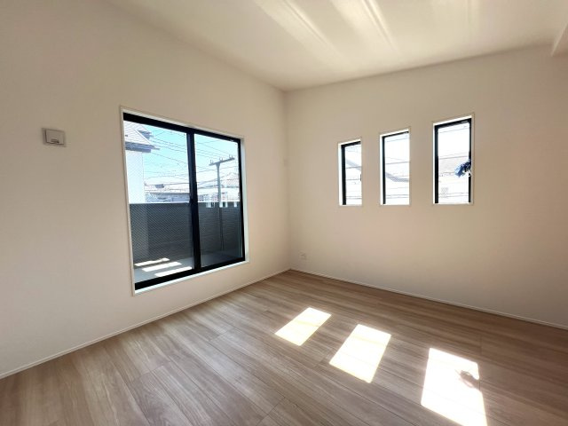 【洋室】 | 茅ヶ崎市柳島１丁目　新築分譲住宅４期　1号棟 | 洋室8.5帖（扉から）勾配天井で明るく伸びやかな解放感を感じられます。