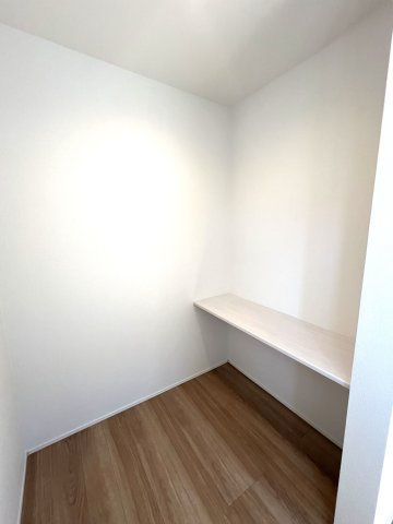 【洋室】 | 茅ヶ崎市柳島１丁目　新築分譲住宅４期　1号棟 | 洋室8.5帖のワークスペース